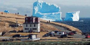 Гигантский айсберг у берегов канадской деревни