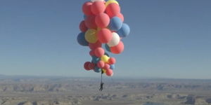 Иллюзионист Дэвид Блейн исполнил трюк на воздушных шарах